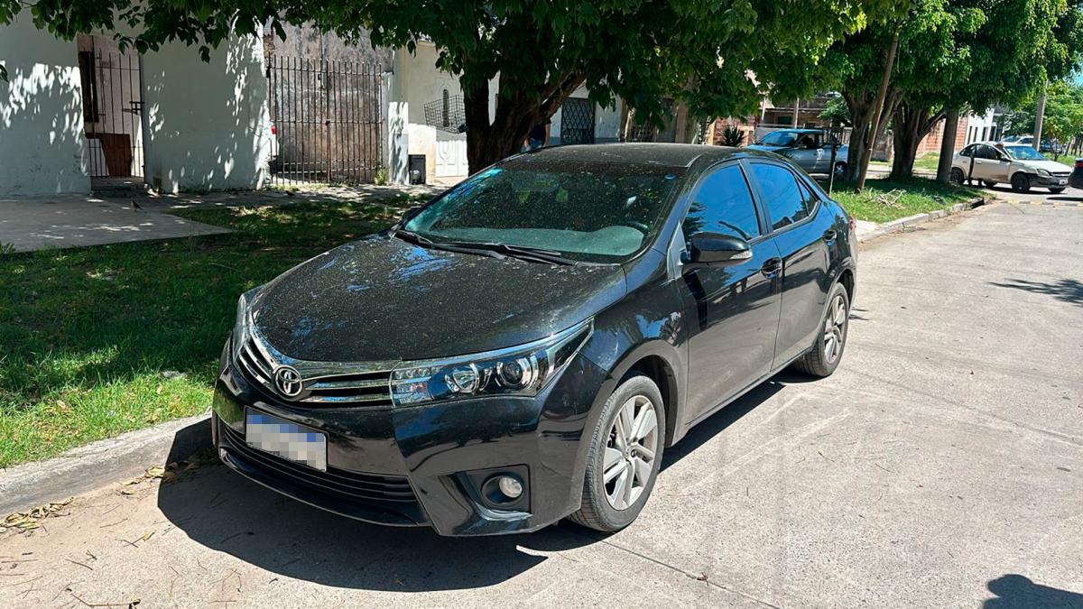 El Toyota en el que se desplazaban los ladrones 