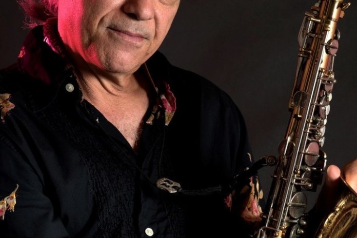 Ara Tokatlian, líder de Arco Iris y el único miembro de la formación original que sigue en la banda.