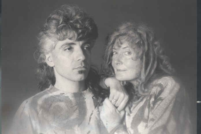 Ara Tokatlian junto a Dannais "Dana" Wyinnica, la "líder espiritual" de Arco Iris, que falleció en Tijuana, México, en 2003.