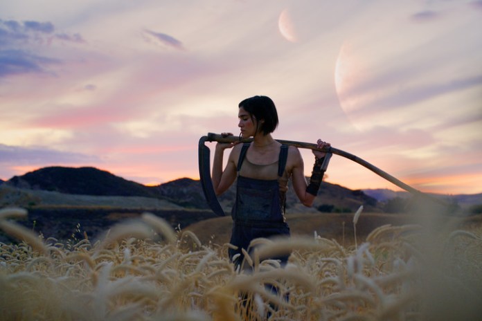 Sofia Boutella, otra mujer protagonista, pero de un filme de acción. Foto Netflix