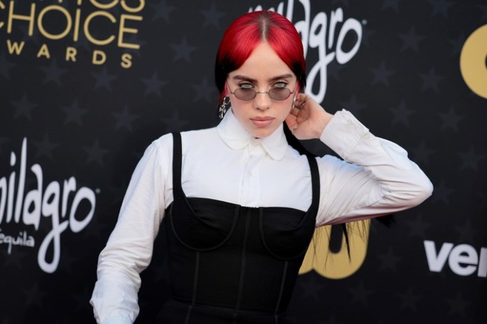 Billie Eilish en los Critics Choice Awards, dentro de su agitada temporada de premios por "Barbie". Foto: EFE