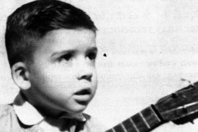 Charly toca la guitarra desde muy chico, y al parecer empezó a componer las canciones de su tercer álbum cuanto tenía tan sólo 12 años. 