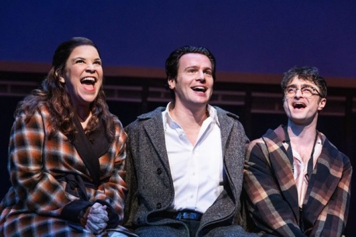 Daniel Radcliffe, acompañado por Lindsay Mendez y Jonathan Groff, en "Merrily We Roll Along".