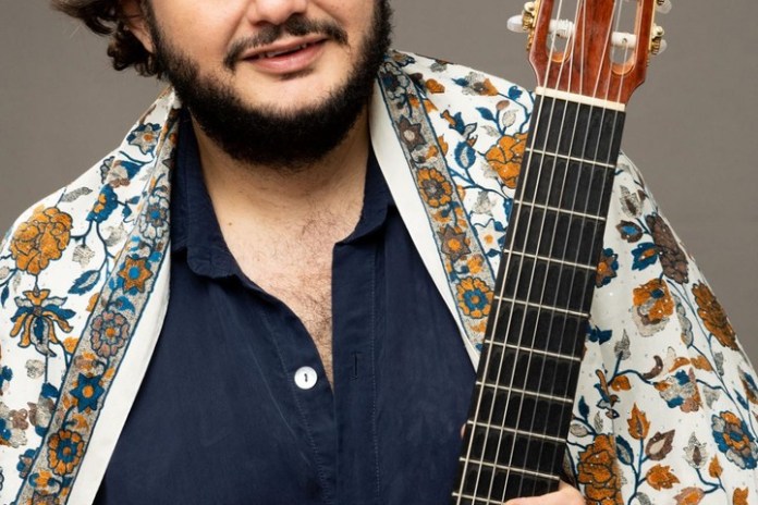Yamandú Costa y su emblemática guitarra de 7 cuerdas. Foto de prensa