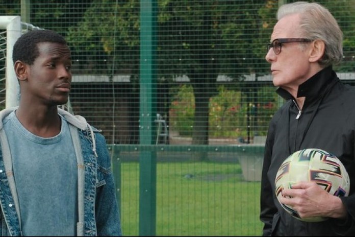 Micheal Ward y el gran Bill Nighy, el goleador y el técnico.