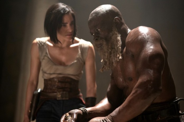 Boutella junto a Djimon Hounsou, el general Titus.