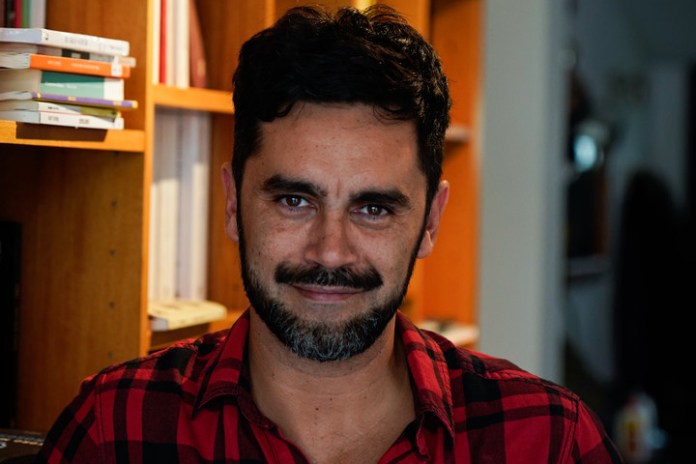 Rodeado de libros. Gonzalo Heredia le puso nombres literarios a sus hijos y también a su perro. Foto: Maxi Failla