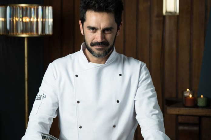 Gonzalo Heredia, caracteriza como un chef para la serie "El sabor del silencio".