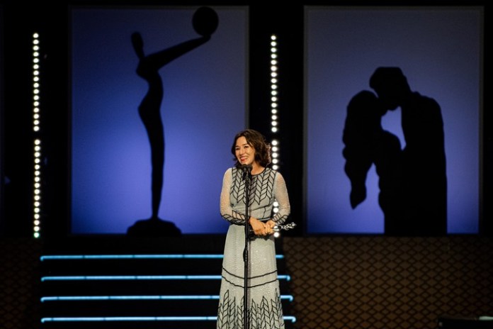 Lola Dueñas, al recibir su premio Platino por su trabajo en "La mesías".