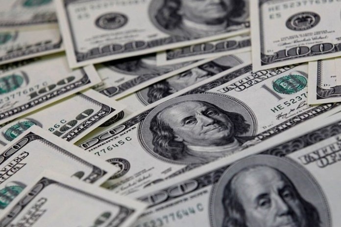 Billetes de 100 dólares, con la imagen de Benjamin Franklin. Foto: Reuters/Lee Jae-Won/File Photo
