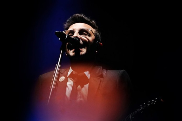 Emiliano Brancciari, frontman de una banda de ocho músicos que dieron un show inolvidable en Vélez. Foto: Emmanuel Fernández 