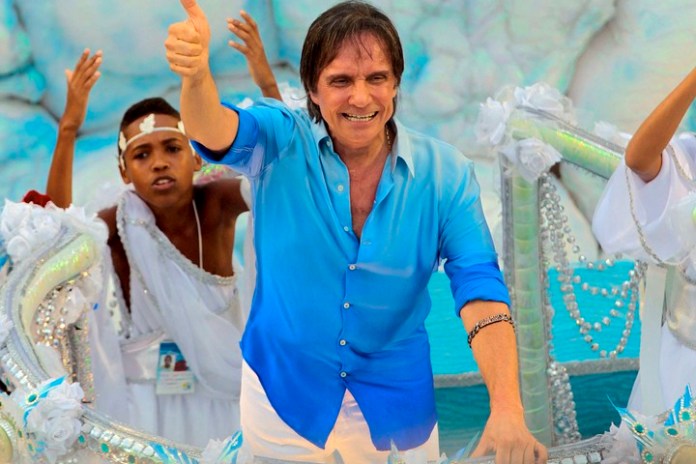 Roberto Carlos, en un desfile con la escuela de samba Beija-Flor, en el Carnaval de Río 2011. Foto: EFE/Antonio Lacerda