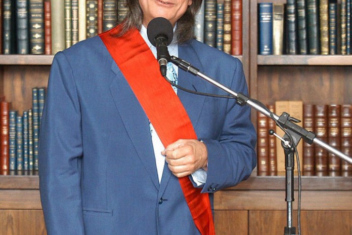En diciembre de 2002, Roberto Carlos recibió en Brasilia la medalla de Orden Cultural al Mérito. Foto: EFE 
