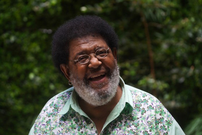Rubén Rada, a pura sonrisa a sus 80 años. Quiere que el festejo en el Luna Park sea una celebración con amigos. Foto: Guillermo Rodríguez Adami