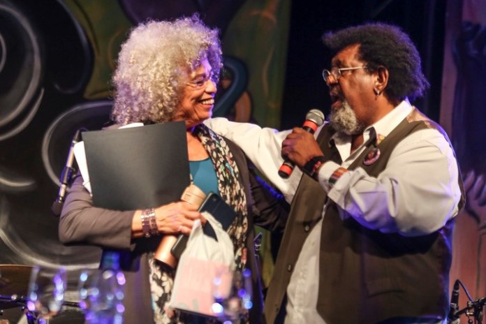 Rubén Rada, con Angela Davis, en la visita de la estadounidense antirracista que lucha por la igualdad a Montevideo, en marzo de 2019. Foto: Pablo Bielli