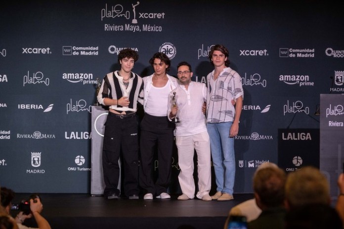 El director y actores de "La sociedad de la nieve" con el premio del público a mejor película en los Premios Platino Xcaret.