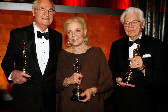 Lauren Bacall, entre Gordon Willis y Roger Corman con sus Oscar honorarios. Reuters