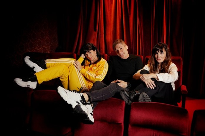 Como "Doña Flor y sus dos maridos", pero al revés. Siciliani, Suar y Aruzzi hacen "Felicidades" en el Teatro El Nacional. Foto: Martín Bonetto 