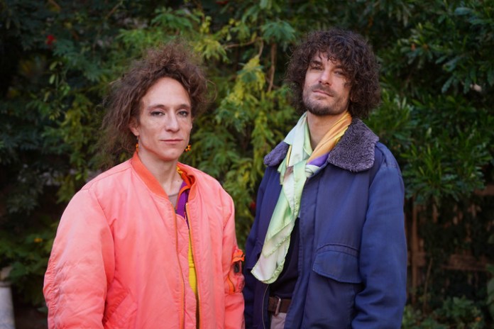 Francois Chaignaud y Aymeric Hainaux cuentan que en "Mirlitones" hay algo de zapateo. Foto: Guillermo Rodriguez Adami