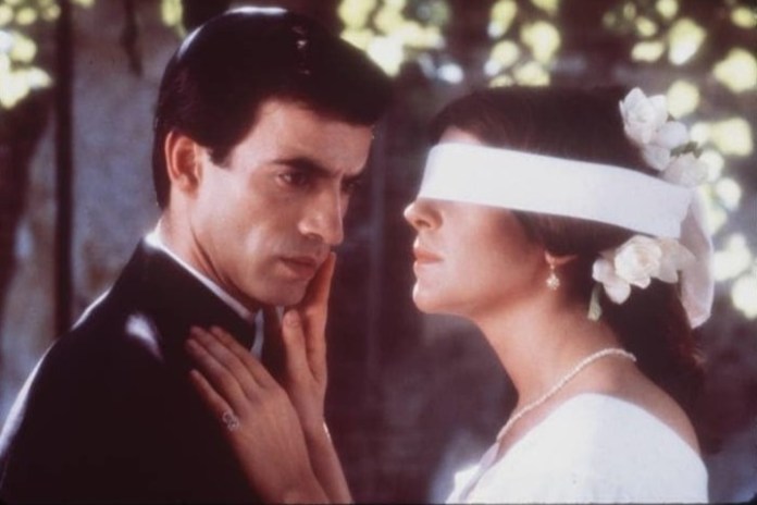 "La" escena. Ladislao y Camila, jugando al gallito ciego. Fotos Archivo Clarín