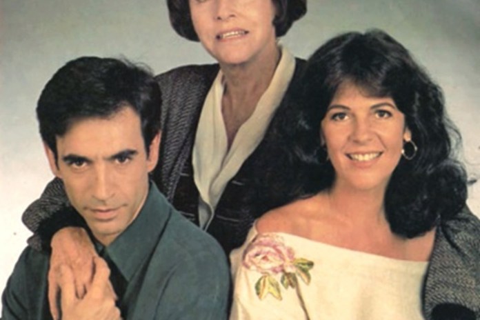 María Luisa Bemberg, con sus protagonistas. la película la vieron más de 2.500.000 espectadores.