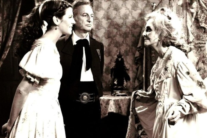 Camila (Pecoraro) junto a su padre (Héctor Alteruio) y su abuela "Perichona" (Mona Maris). 