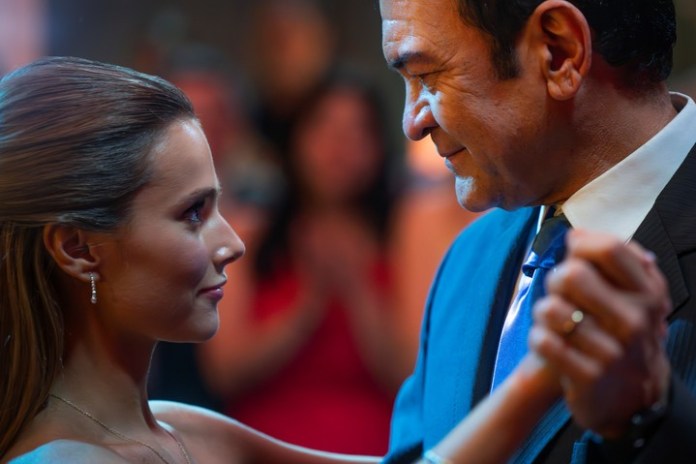 Fiesta de 15. Marcelo, el padre policía (César Bordón) con su "princesita".