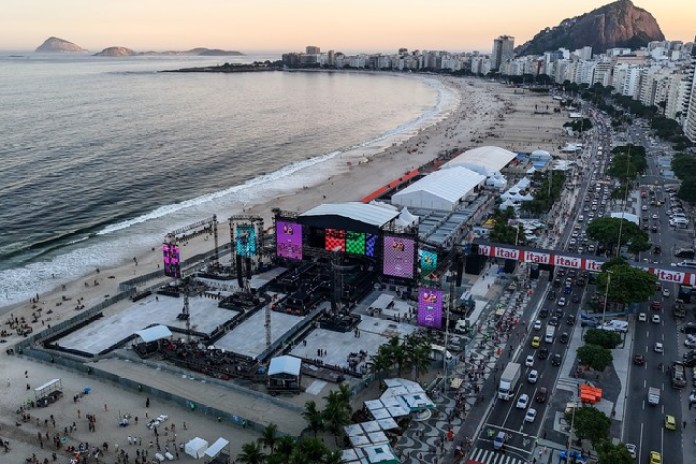 Fotografía aérea que muestra los preparativos del escenario para el concierto de Madonna en Río de Janeiro. Foto: EFE