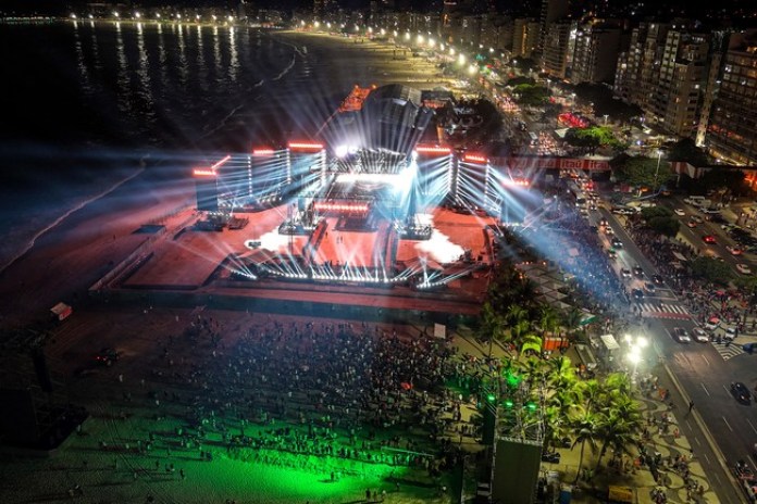 AME2906. RÍO DE JANEIRO (BRAZIL), 03/05/2024.- Fotografía aérea que muestra los preparativos del escenario para el concierto de la artista estadounidense Madonna, el 2 de mayo de 2024, en Río de Janeiro (Brasil). Cientos de miles de admiradores de Madonna se tomaron Río de Janeiro para el concierto gratuito que la cantante estadounidense ofrecerá el sábado en la playa de Copacabana y que, con un público calculado en 1,5 millones de personas, será el mayor en sus 40 años de carrera. El concierto, histórico tanto para Madonna como para esta ciudad brasileña, genera enormes expectativas tanto para los admiradores de la cantante como para la economía de Río de Janeiro. EFE/ Antonio Lacerda