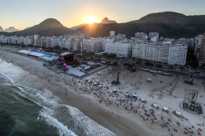 Toma aérea del inmenso escenario en la playa de Copacabana. Foto: EFE