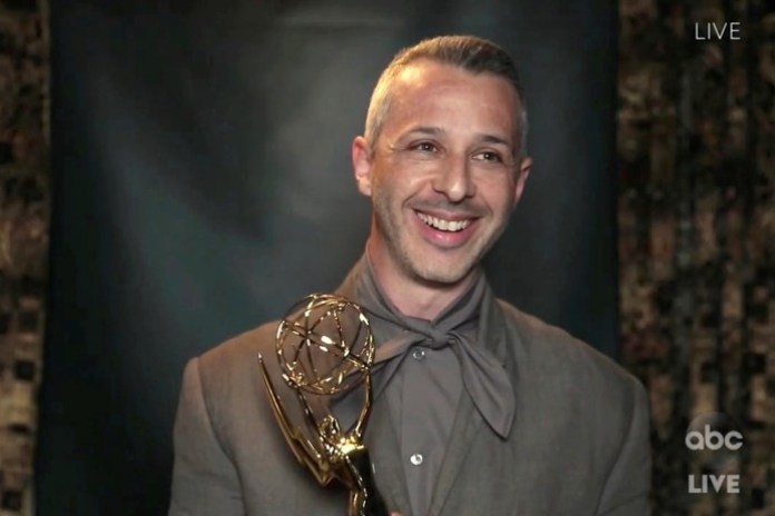 Jeremy Strong, ala acetpar el Emmy al mejor actor protagónico por "Successeion". Foto AP 
