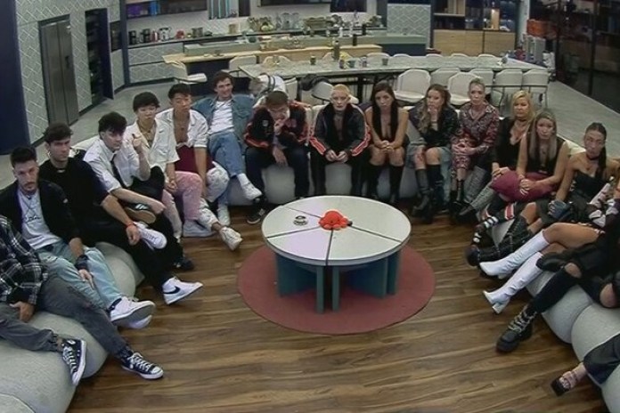 La foto de la semana pasada con 18 personas en la casa de GH. Este lunes ya quedan 15 (se fueron Rocío, Aixa y Zoe).