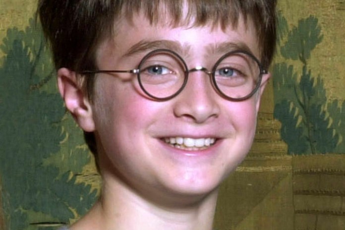 Daniel Radcliffe y sus característicos anteojos redondos para componer a Harry Potter. Foto: AFP