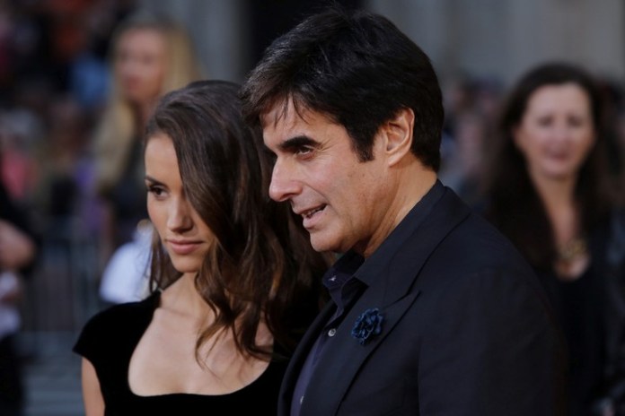 El mago estadounidense David Copperfield, llagando con Chloe Gosselin al estreno de la película "The Incredible Burt Wonderstone", en 2013. Foto EFE
