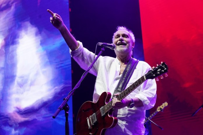 David Lebón, a pleno en su gran recital en el inmenso marco del estadio Movistar Arena. Foto. Martin Bonetto.