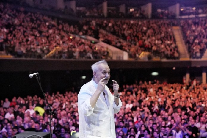 David Lebón charló con el público y derrochó carisma y emoción a lo largo de un gran frecital. Foto: Martin Bonetto.