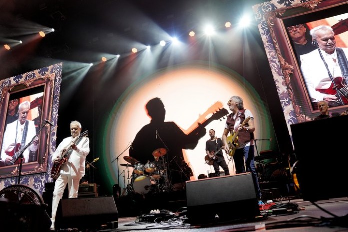 David Lebón junto al ghuitarrista Alambre González, uno de los grandes invitados del show en Movistar Arena. Foto: Martin Bonetto.