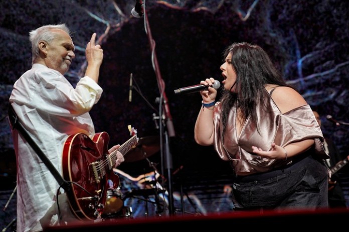 Luz Gaggi se destacó en los dos temas de Serú Girán que hizo junto a David Lebón: "Frecuencia modulada" y "Encuentro con el diablo". Foto: Martin Bonetto.