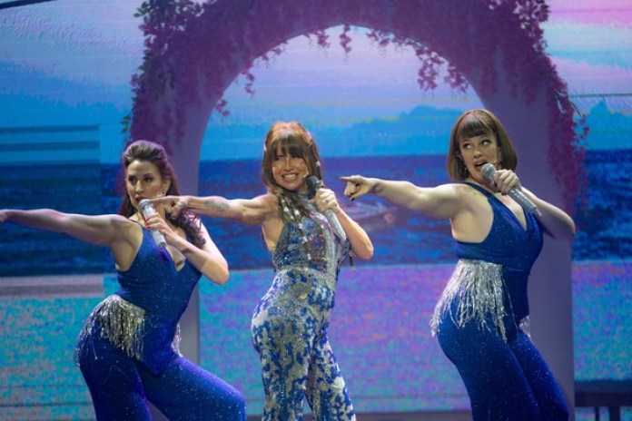 Donna y las Dynamos. Alejandra Perlusky y Lula Rosenthal rodean a Florencia Peña.