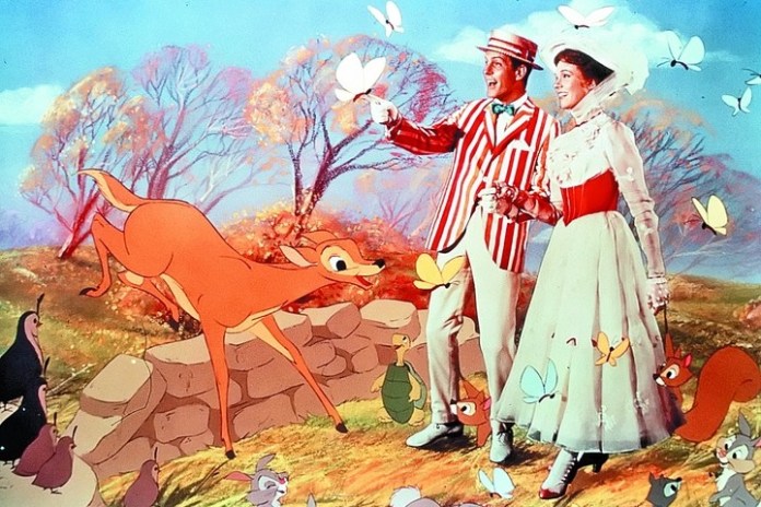 Dick Van Dyke y Julie Andrews en el filme que cambió su calificación "por los insultos racistas".