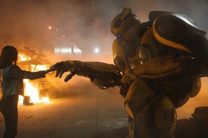 Hailee Steinfeld como Charlie y Bumblebee. Si la película se recalificara hoy, saltaría de "ATP, guía de padres" a Para mayores de 12 años.