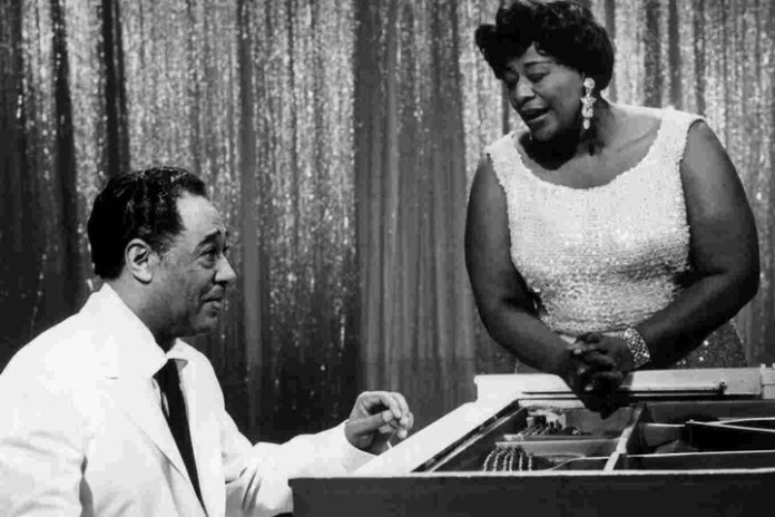 Duke Ellington al piano, junto a la inolvidable cantante Ella Fitzgerald. 