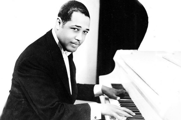 Duke Ellington y su inseparable compañero, el piano. Miles de melodías salieron de allí.