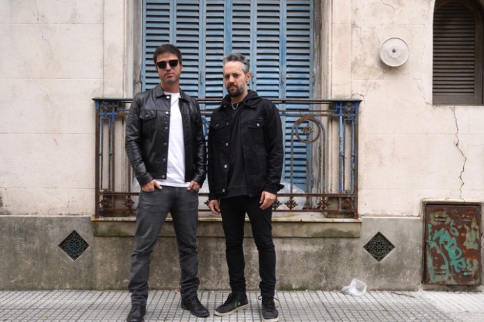 El cantante Ale Kurz y el baterista Miguel Soifer, ambos del grupo El Bordo. Foto Guillermo Rodriguez Adami