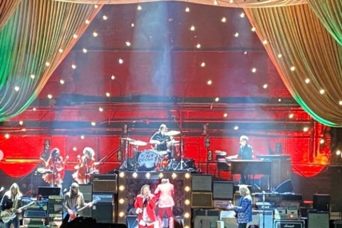 The Black Crowes en vivo en Londres, con Jimmy Page entre el público. Foto: IG