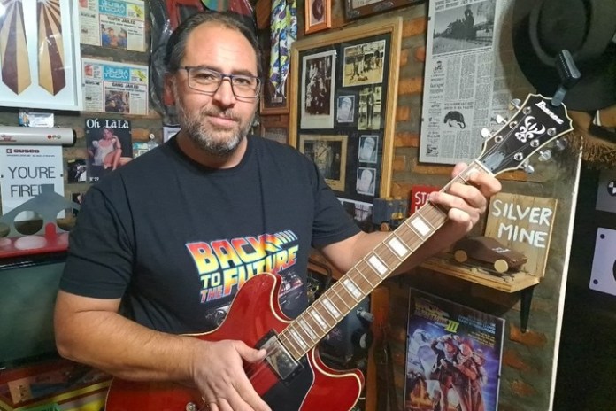 Schmidl compró varias guitarras idénticas a las del filme.