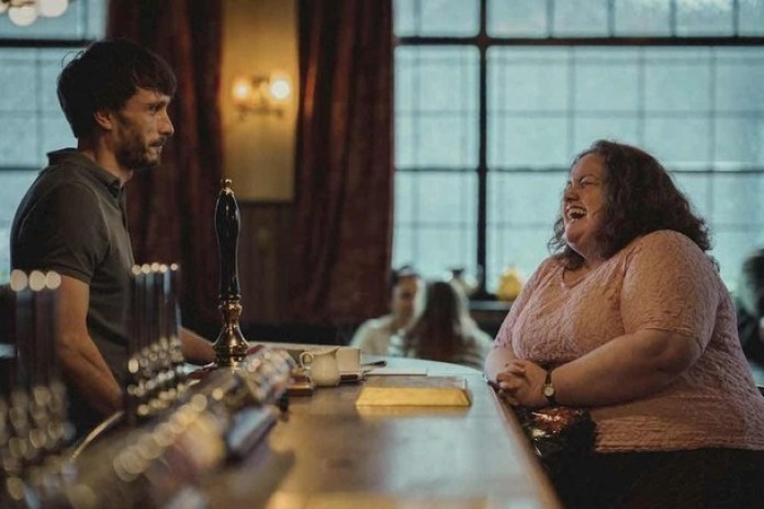 No tanta risa. La miniserie, de 7 capítulos de media hora, utiliza el humor para liberar tensiones.