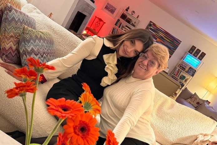 Eva De Dominici, con su abuela Paulina, en Roma. Ella la acompaña a todas partes.
