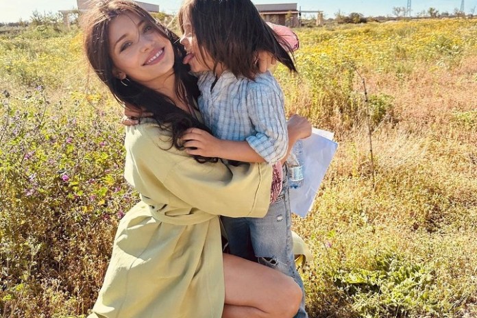 Eva De Dominici, con su hijo Cairo, en Roma. En octubre, el niño cumplirá cinco años.