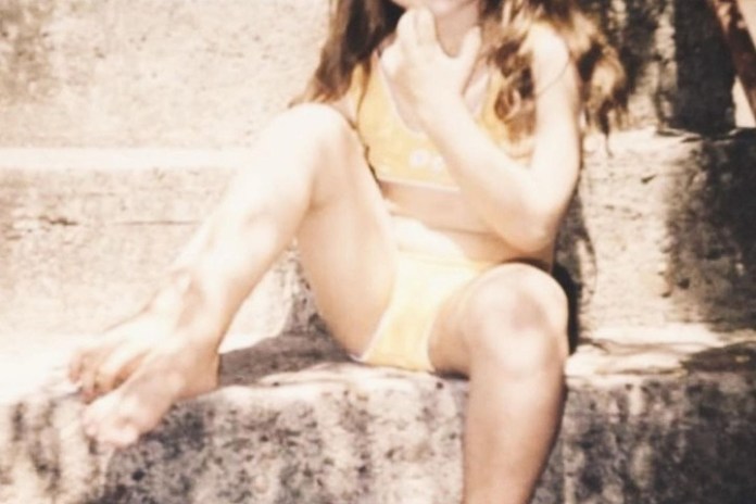 Eva De Dominici, de niña, en la casa de los abue3los en Fiorito. - FTP CLARIN IG Eva en la casa de sus abuelos Villa Fiorito.jpg Z Invitado